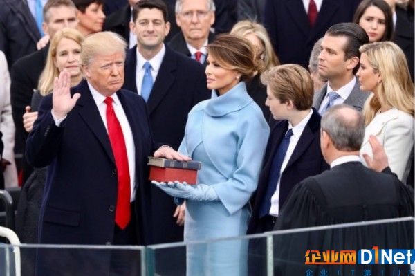 Donald_Trump_swearing_in_ceremony.jpg