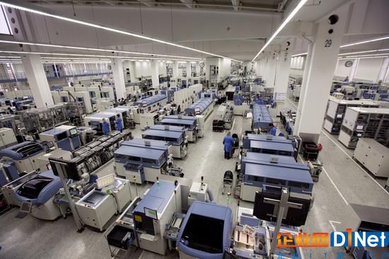西门子位于德国安贝格的电子产品工厂内，员工在自动化组装线上操作。
