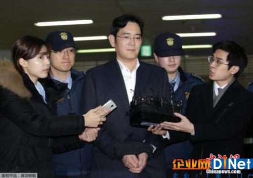 李在镕被押往位于首尔的特检组办公室接受问讯。