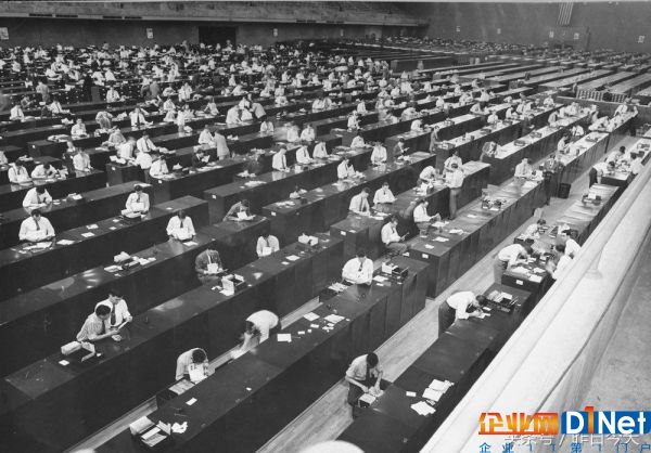 图:每天这里都有成千上万的人在这里进行比对工作。