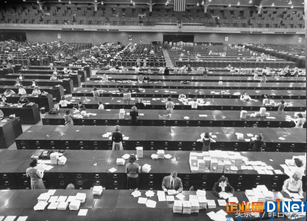 图:由于当时美军在欧洲战场战斗,国内犯罪率升高,每天这里的人工作时常都要超过10个小时