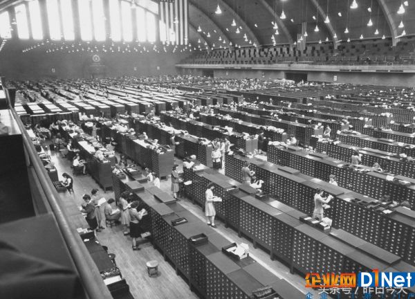 本组照片记录了20世纪初美国建立的指纹数据系统。到了1920年这里收集的指纹数据已经到20万人，到了1943年数据增加到7000万人。