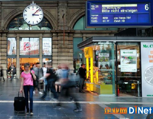2017年5月15日，在德国法兰克福火车站，乘客经过恢复正常的列车电子时刻表。此前，这里曾遭到网络病毒袭击。新华社记者罗欢欢摄