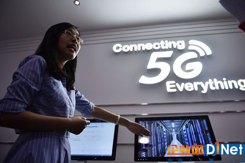 资料图：一名工作人员在位于北京的中国移动5G体验厅讲解5G技术特性 新华社记者 吴刚 摄