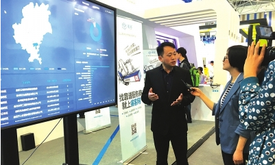 蔡宏春在介绍“贵阳市大数据市场监测监管平台”。　贵阳市工商局供图