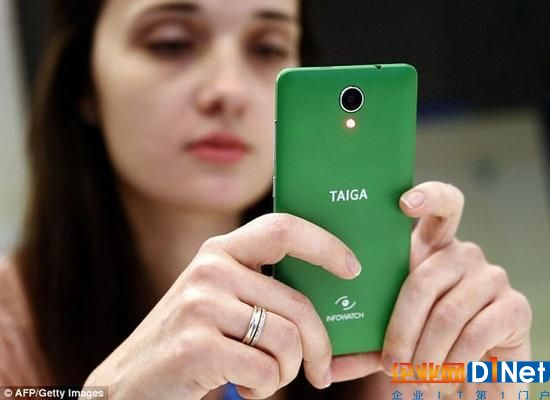 TaigaPhone运行基于Android系统定制的TAIGA固件，该固件与数据泄露防护系统（DLP）完全兼容，能够检测应用程序的请求，并随时监控智能手机的位置信息。