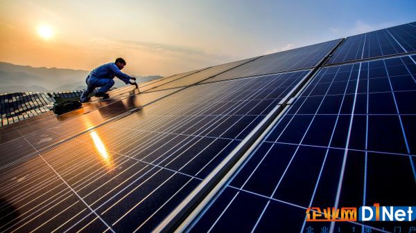 太阳能发电业务在中国欣欣向荣。图为中国工人在检查太阳能电池板。(美联社)