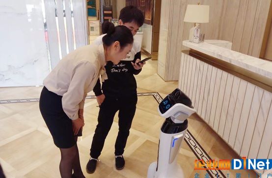 科沃斯机器人与客户交流互动