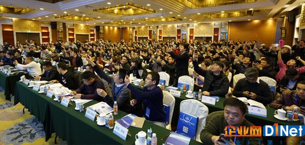 第三届中国网络营销行业大会参会人员争相拍照