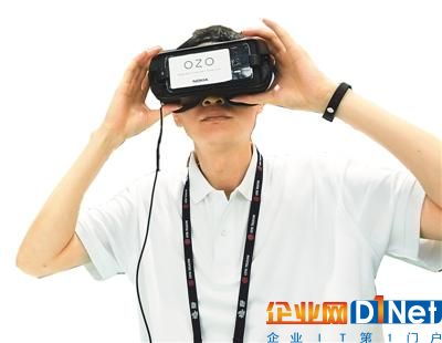 2017年6月28日，在上海举行的世界移动大会上，参观者体验用5G技术进行VR全景展示。  　　龙 巍摄（人民视觉)