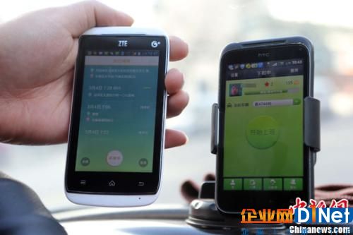 资料图:用户在使用不同的打车软件做对比。<a target='_blank' data-cke-saved-href='http://www.chinanews.com/' href='http://www.chinanews.com/'>中新社</a>发 张云 摄