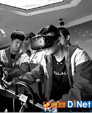 2018年6月1日,人们在呼和浩特市数字文化馆内体验VR骑行。光明图片/视觉中国
