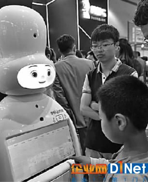 2018年5月27日，贵阳群众在中国国际大数据产业博览会上了解数字产业。光明图片/视觉中国