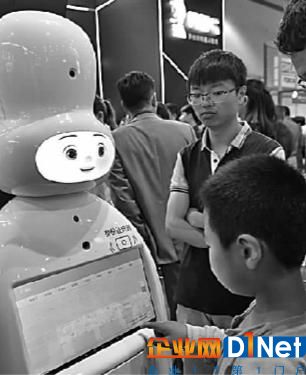 2018年5月27日,贵阳群众在中国国际大数据产业博览会上了解数字产业。光明图片/视觉中国