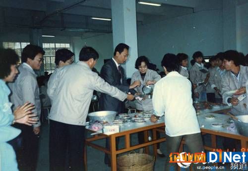 1988年11月,郭台铭与工人一起在食堂吃饭。富士康供图