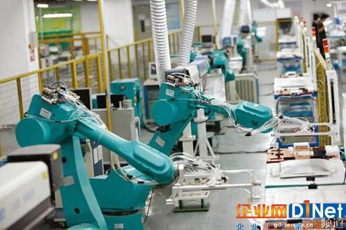 机器人把工人从流水线上解放出来。富士康供图