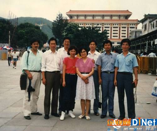 1988年5月,郭台铭(左二)到深圳考察。富士康供图