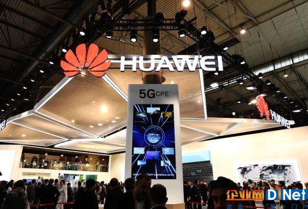 2月26日，在西班牙巴塞罗那移动通信大会上，华为公司展台用电子屏展示5G技术。（新华社）