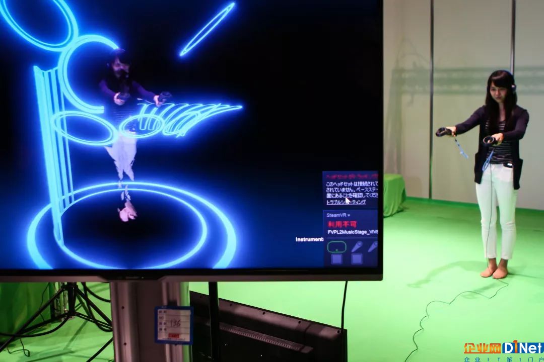 在日本东京，一名观众体验基于5G技术的虚拟现实设备