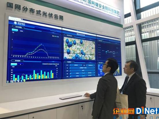 图:观展观众正在通过光伏云网运监平台查看北京光伏电站分布情况