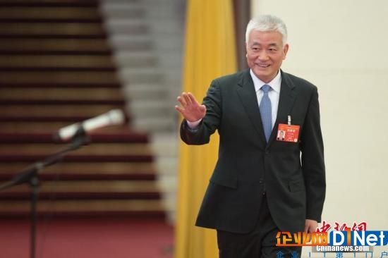  3月8日，十三届全国人大二次会议在北京人民大会堂举行第二次全体会议。图为科学技术部部长王志刚在“部长通道”接受采访。中新社记者 王骏 摄