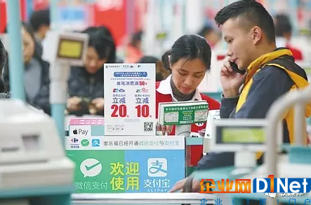 线下的支付场景已然是巨头必争之地，一旦支付宝小程序正式上线，“战火”必将继续蔓延至线下