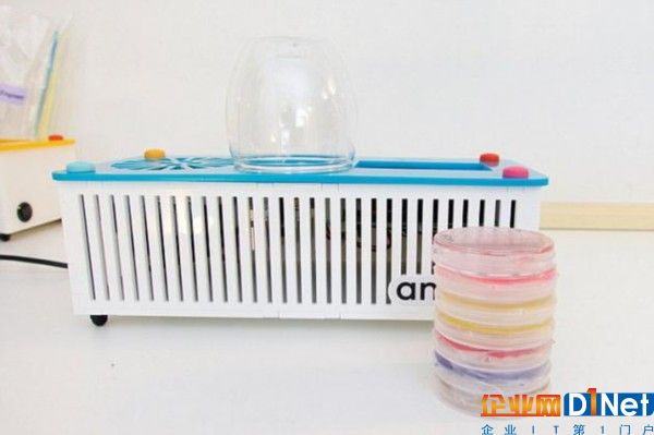 在网上只需两三百美元便可买到全套装备。这样一来，个体研究人员和学生无需其它任何专业设备，便可独立将DNA片段插入细菌遗传编码中。
