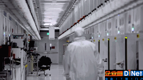 上个月，在犹他州李海的IM Flash工厂，一名工人正在检查自动化物料运输系统。这家工厂由英特尔和美光科技共同拥有及运营。