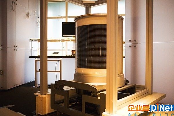 世界第一块硬盘就是这样：比冰箱大1吨重