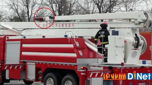 演习中使用的华平高喷车图像终端（图中红圈处）