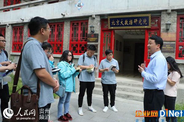 傅毅明（右二）正在接受采访