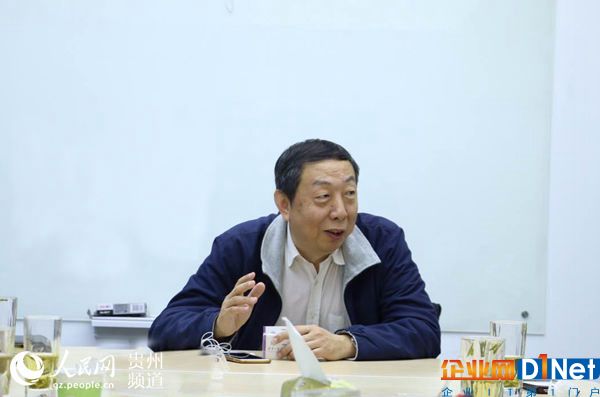 韩亦舜正在接受采访