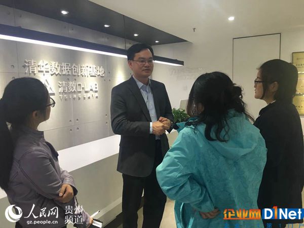 邱东晓（中）接受采访