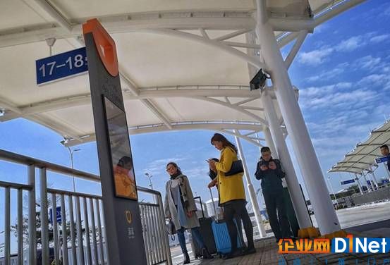 说明: D:photos滴滴照片大数据智慧交通Passengers wait by DiDi Station and a designated lane for ride-sharing services at Shenzhen Bao’an Airport.jpg