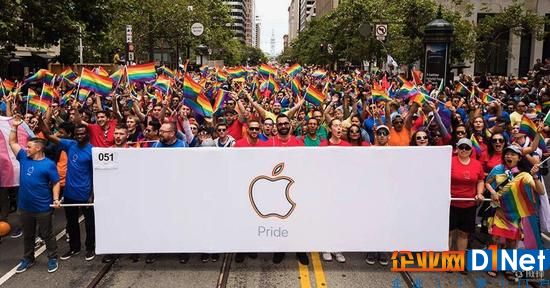 支持LGBTQ 苹果员工在北美参加骄傲游行