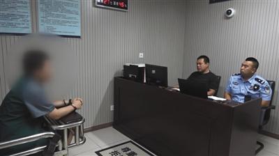 开发“火球”病毒境外传播，北京海淀一科技公司11人被控制。图为嫌疑人接受警方审讯。 海淀警方供图