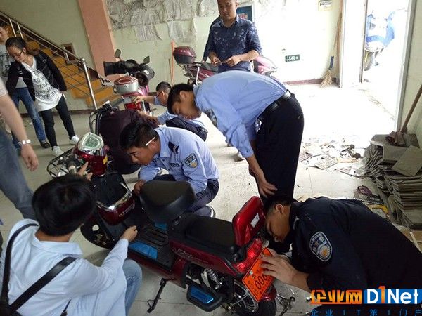 市民在积极配合民警进行车牌和RFID电子标签安装 