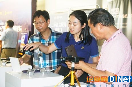 众赢时代员工为现场嘉宾介绍入影投影手机VM3