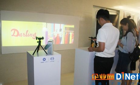参会嘉宾现场体验入影投影手机VM3，明亮、高清的投影画质让人赞不绝口