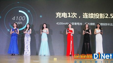 靓丽模特展示入影投影手机VM3，惊艳全场嘉宾