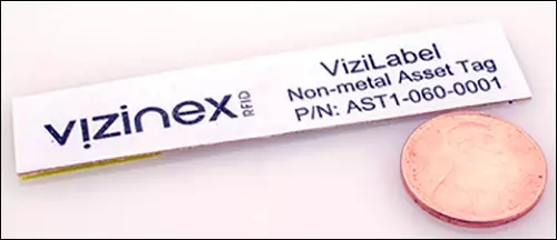 　　特定行业高性能RFID标签开发及制造商Vizinex RFID宣布更新其ViziLabel RFID标签产品。此次产品升级涉及到几方面：尺寸减小、读取性能提升及价格降低。   　　Vizinex RFID首席执行官Ken Horton表示：“我们很高兴能提升这款产品的性能。如今，客户对标签创建、打包方式及其尺寸日益关注。我们相信此次升级将让客户更加满意。”  　　新ViziLabel标签尺寸为50mm x 14mm x 0.4mm，是一款纤薄的表面贴合标签，耐用性高。当应用于非金属表面时，该标签的读取范围为8至12英尺。该标签配备96比特EPC内容和512比特用户内存，工作温度为-58-365华氏度之间。ViziLabel可在美国及欧盟的UHF频段中正常工作。