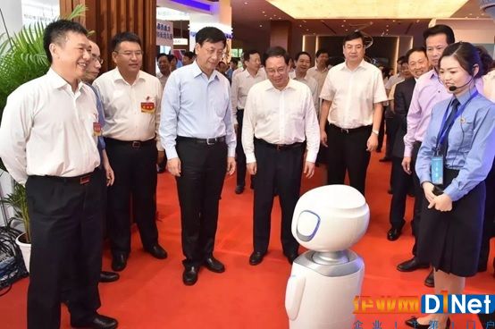 最高检曹建明检察长、江苏省委书记李强与科沃斯机器人互动
