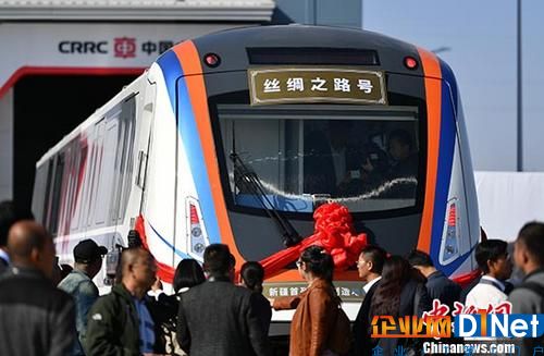资料图：9月28日，新疆首列本地制造的地铁列车“丝绸之路号”在乌鲁木齐中车产业园轨道交通装备基地正式下线。 <a target='_blank'  data-cke-saved-href='http://www.chinanews.com/' href='http://www.chinanews.com/'><p  align=