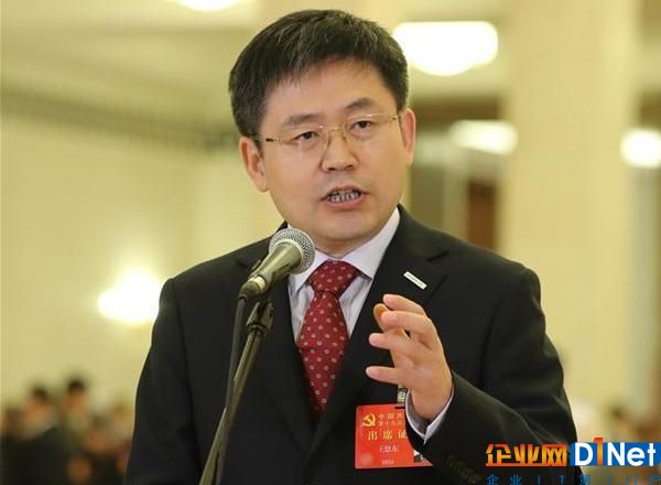10月18日，中国共产党第十九次全国代表大会在北京人民大会堂开幕。这是开幕会前，王恩东代表接受采访。 新华社记者 殷刚 摄