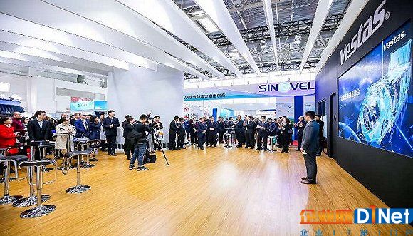 维斯塔斯推出为中国市场设计的新机型V120 2.0/2.2MW。维斯塔斯在此次展会上是推广力度最大的外资风机制造商。摄影：张楠