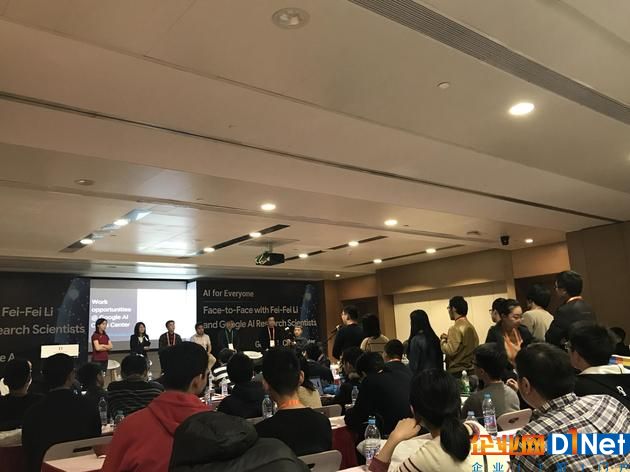现场学生排队提问，每人限提一个问题