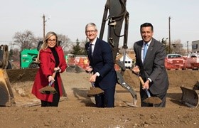 苹果公司首席执行官蒂姆·库克（Tim Cook）在里诺出席奠基仪式
