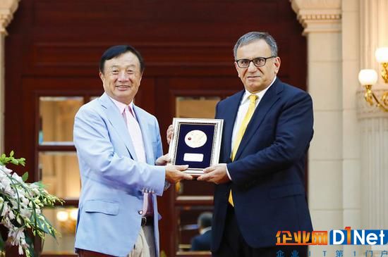 任正非向阿里坎教授颁奖（通信产业网图）