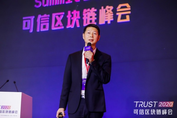 "穿着西装笔挺的男子与配字