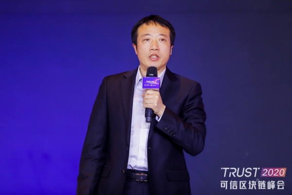 "穿着西装的男孩
